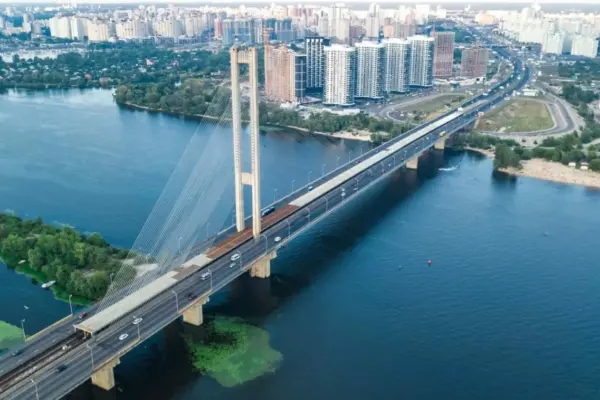 Обмеження руху мостами у Києві під час тривоги: які умови діють