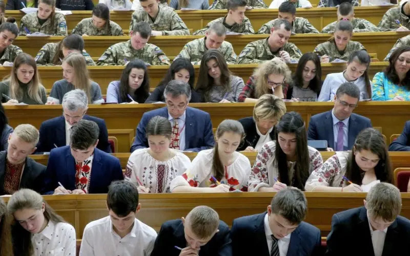 Військовослужбовці ДШВ 7 корпусу під час написання радіодиктанту в Запоріжжі