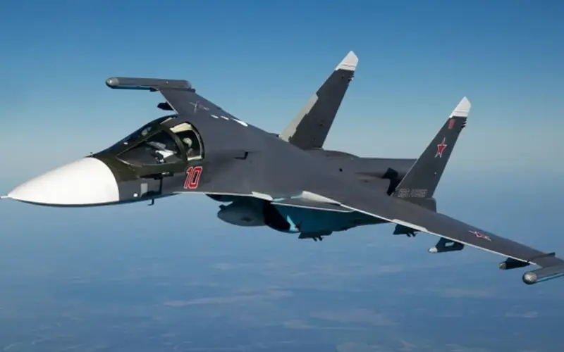 Багатоцільовий винищувач Су-35 на військовому аеродромі