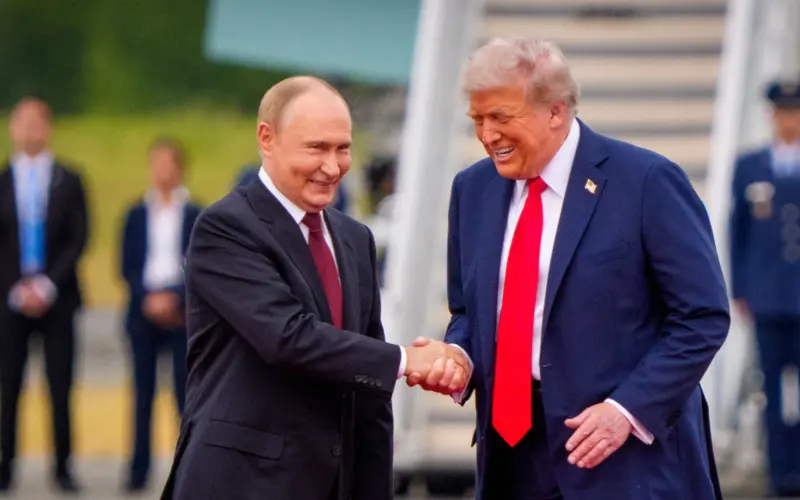 Володимир Путін і Дональд Трамп під час телефонної розмови, фото REUTERS/Kevin Lamarque